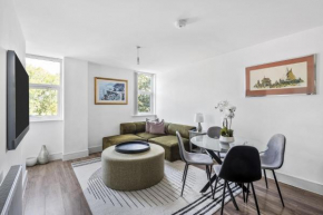 Luxurious 2 Bedroom Apartment with Free Parking